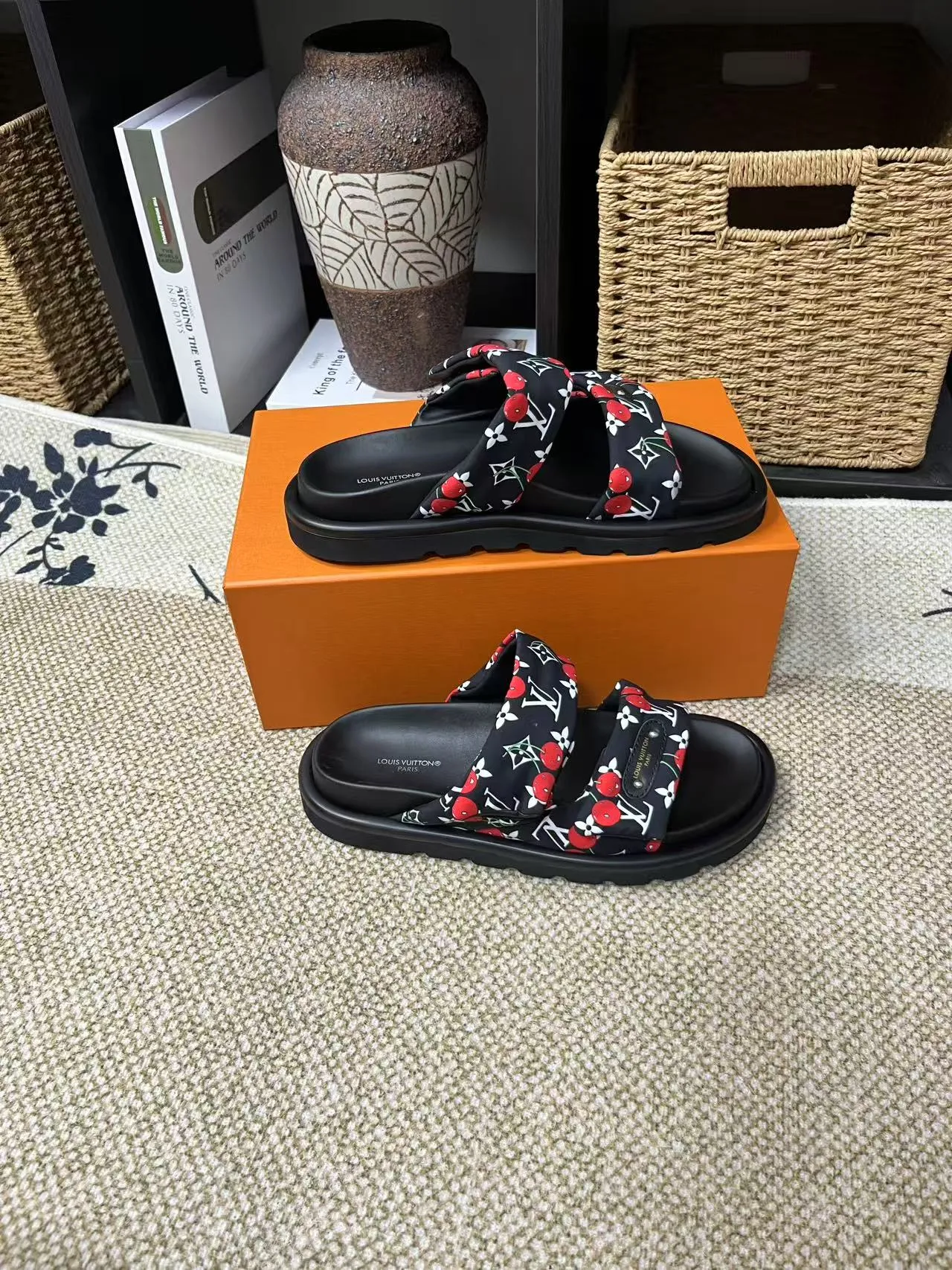P340 yuan LV Louis Vuitton Full of high-end feel! A popular model among bloggers at home and abroad, it’s retro and fashionable, and looks stunning on your feet! Mainly recommended model on the official website★ ━━━━━ ЅᏇєєt ━━━━━ ▪️Upper: original calfskin ➕5D printing process ▪️Inner: imported mixed sheepskin ▪️Outsole: original molded foam outsole ▪️Size: Female 35-40 Men's 39-44 (women's 41 men's 45)